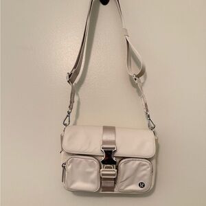 lululemon athletica Wunderlust multi-pocket crossbody 3L (Light Ivory)